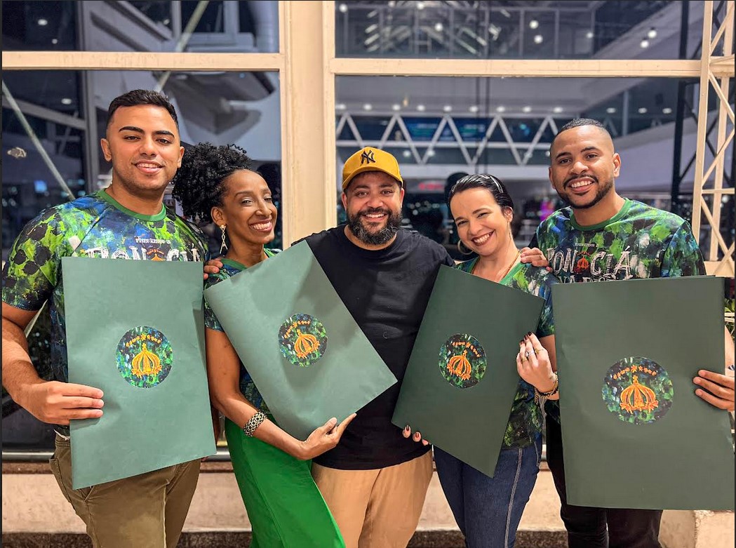 Império Serrano apresenta figurinos dos casais de mestre-sala e porta-bandeira para o Carnaval 2026