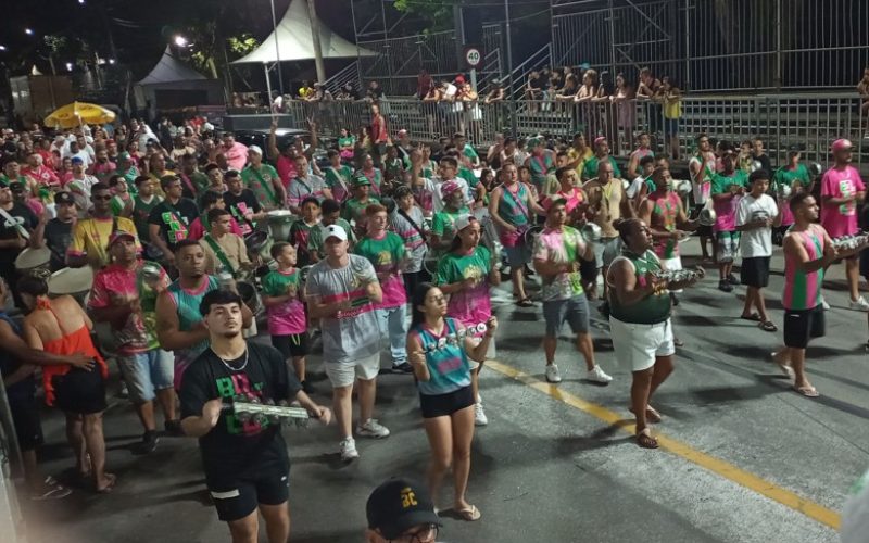 Bonecos Cobiçados ensaio  na Avenida 0