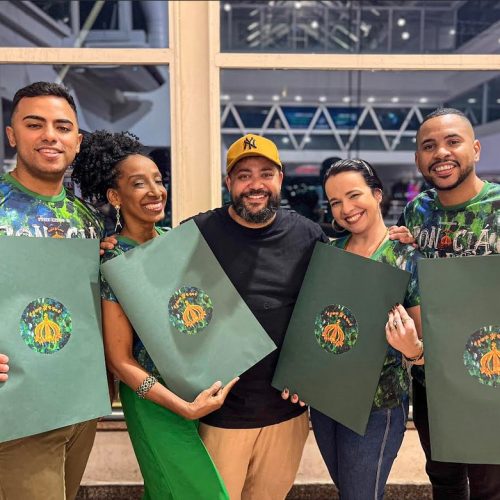 Império Serrano apresenta figurinos dos casais de mestre-sala e porta-bandeira para o Carnaval 2026